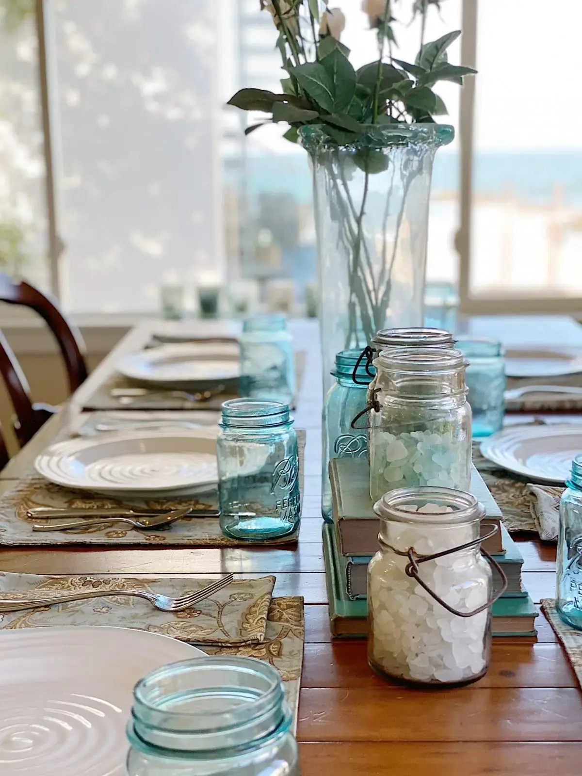  Beach-themed table decor featuring mason jars 