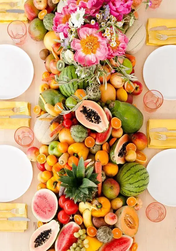  A vibrant beach-themed table decor featuring tropical fruit centerpieces